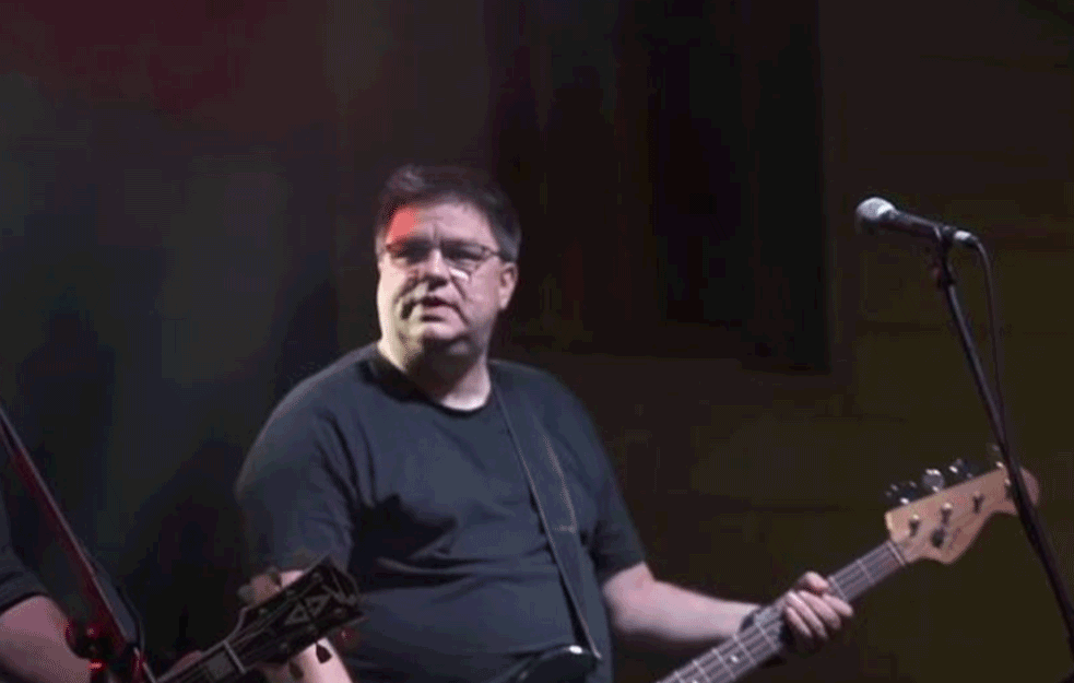 JOŠ JEDAN SRPSKI MUZIČAR IZGUBIO BITKU SA KOVIDOM: Gitarista benda 'Čovek bez <span style='color:red;'><b>sluh</b></span>a' umro od korone! (VIDEO)