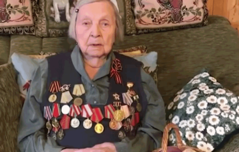 PRIMILA ODLIKOVANJE OD PUTINA: Baka Zianida ima skoro STO GODINA, ratni je heroj i AKTIVNA <span style='color:red;'><b>JUTJUBERKA</b></span>! (VIDEO)