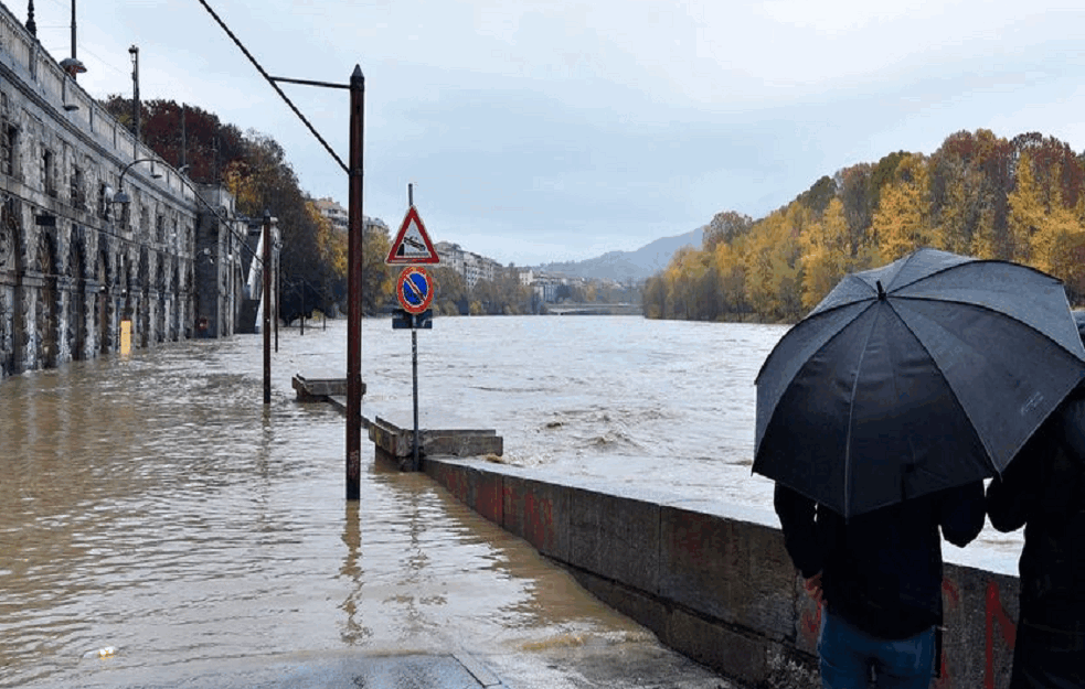 Nakon korone još jedan HAOS: Poplavljeni gradovi, <span style='color:red;'><b>srušen most</b></span>, AUTOMOBILI PLUTAJU ulicama (VIDEO) 