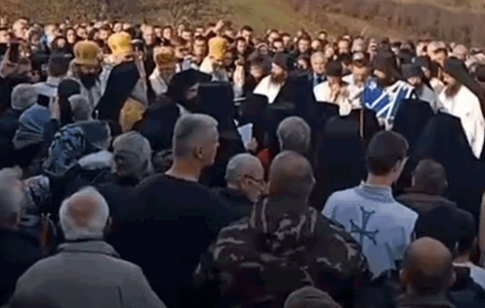 REKA VERNIKA SE SLILA U LELIĆ: Sahrana raščinjenog vladike Artemija - BEZ EPIDEMIOLOŠKIH MERA (FOTO)

