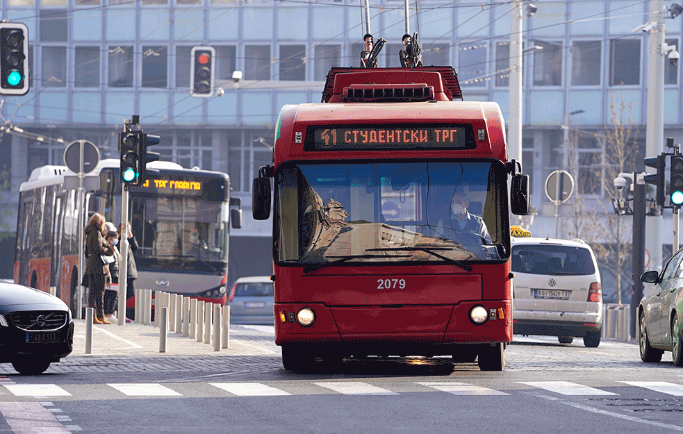 Kolaps u centru grada: Trolejbus udario u semafor!