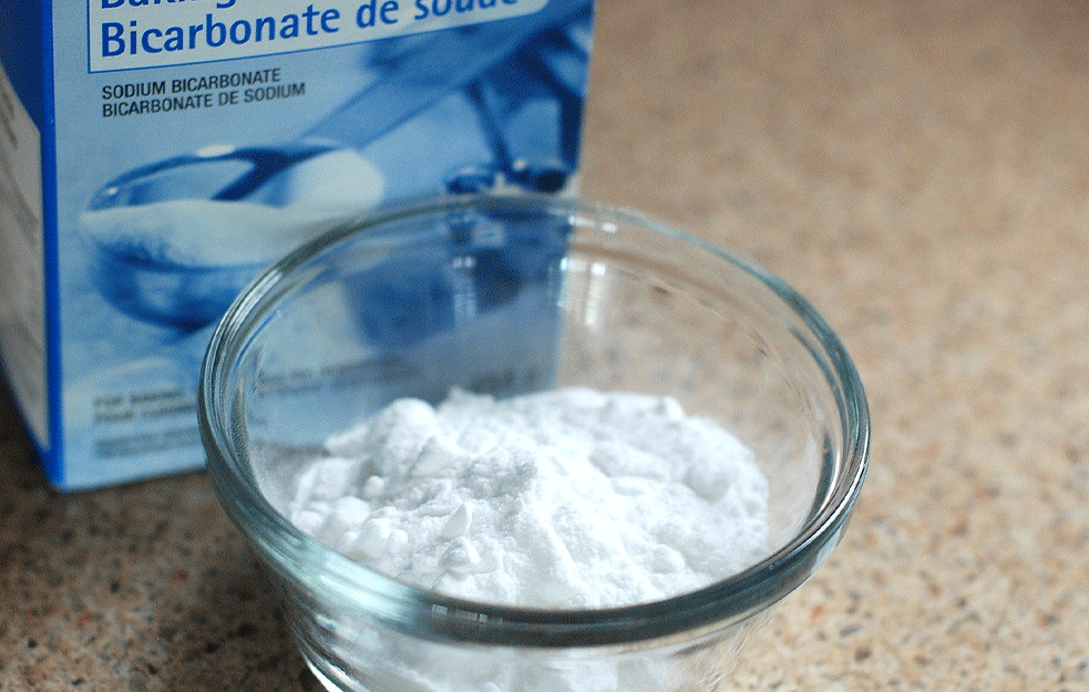 <span style='color:red;'><b>SODA BIKARBONA</b></span> KLJUČNA U ČIŠĆENJU: Otčepite i očistite sudoperu uz samo dva proizvoda