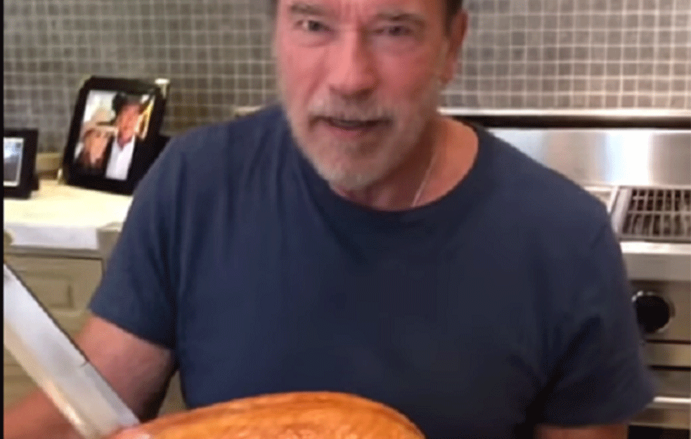 Kao i svake godine za Dan zahvalnosti...Arnold Švarceneger poklonio ĆURKE: Čuvajte se i pomozite drugima! (VIDEO)
