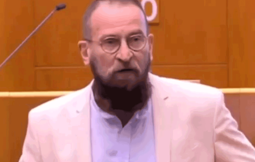 FLEKE, DUŠECI, MRTVAČKE GLAVE I POCEPANE <span style='color:red;'><b>ZAVESE</b></span>: Ovako izgledaju odaje u kojima je ORGIJAO ORBANOV DESNIČAR! (FOTO) 