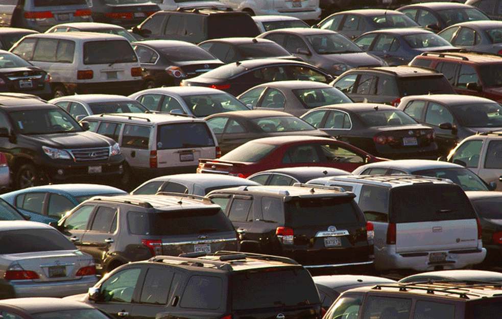 Šta raditi kada vam se automobil zaključa sa <span style='color:red;'><b>ključevi</b></span>ma u njemu?
