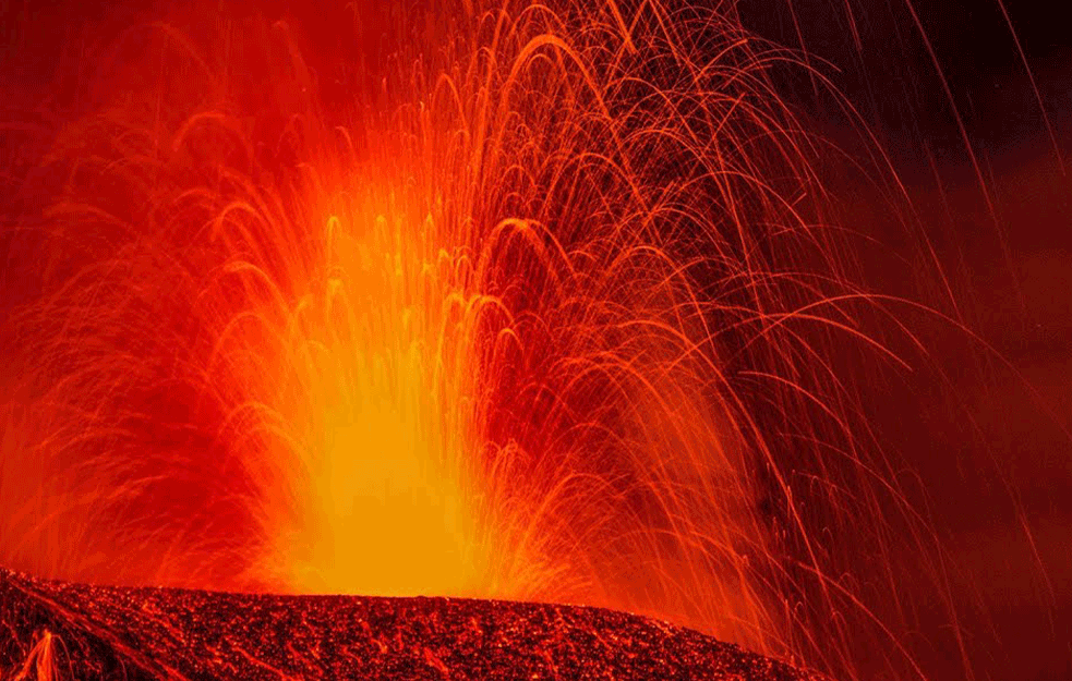 PRORADILA ETNA: Lavu izbacuje i do STO METARA u vis, MEŠTANI U STRAHU, vulkan ranije odneo 15.000 ŽIVOTA! (VIDEO)  
