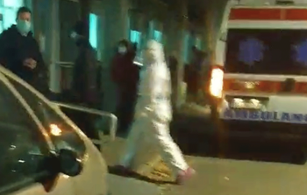 POTRESNI PRIZORI ISPRED INFEKTIVNE KLINIKE! Korisnike Domova za stare koji su pozitivni na koronu prebacuju u bolnicu (VIDEO)