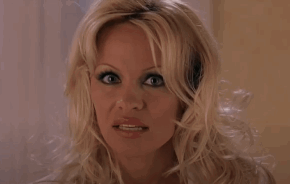MOLBA ZA TRAMPA: <span style='color:red;'><b>Pamela Anderson</b></span> obukla mini bikini da oslobodi Asanža (FOTO)