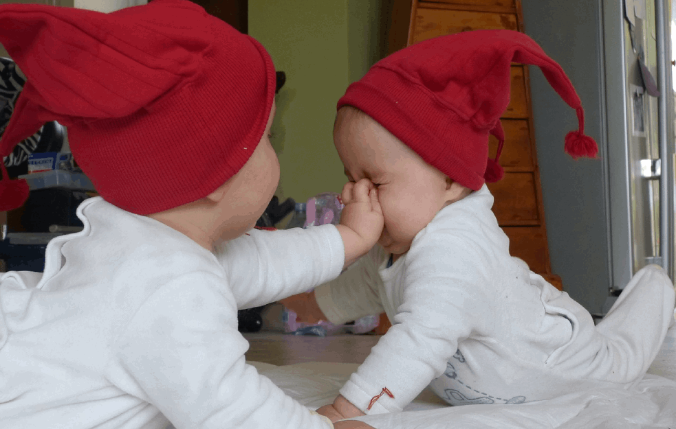 ROĐENA MAJKA GA TETOVIRALA: Roditelji našli način da razlikuju identične <span style='color:red;'><b>blizanac</b></span>e (FOTO)
