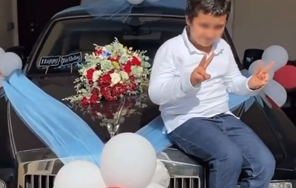 BAHATA DECA BOGATAŠA KOJA SU OSVOJILA INTERNET: Dvanaestogodišnjem sinu <span style='color:red;'><b>Rols Rojs</b></span>, ćerki let prvatnim avionom... (VIDEO)  