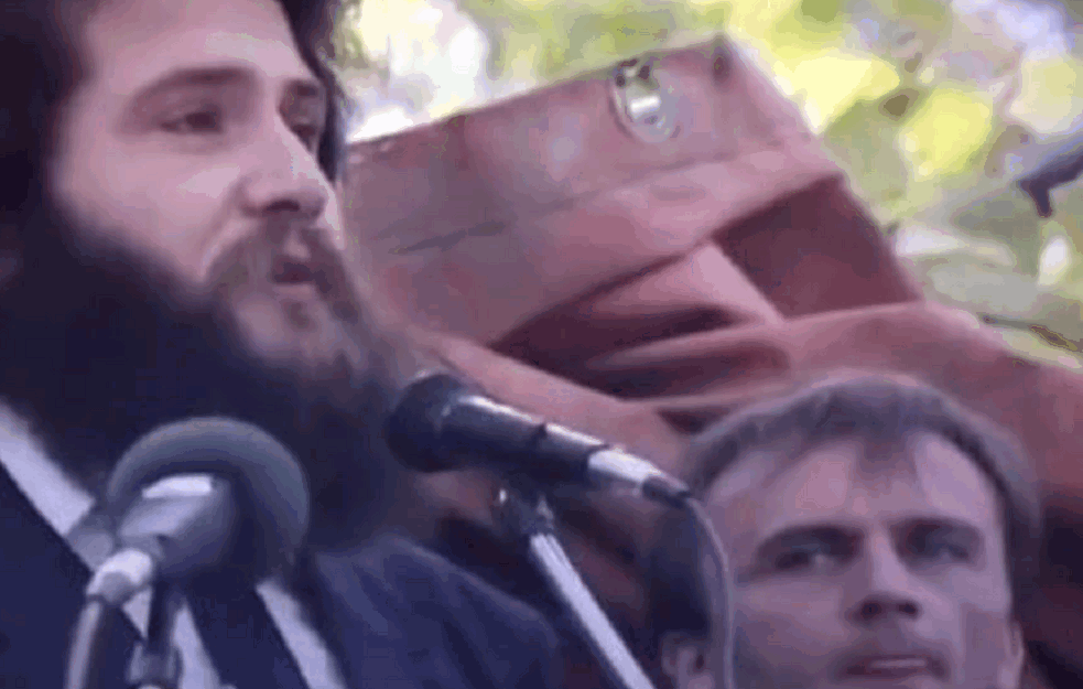 NEKADA NA BINI SA OPOZICIJOM a danas partner vladajuće stranke sa <span style='color:red;'><b>ključevi</b></span>ma SKUPOCENOG DŽIPA! Prepoznajete li NAJGLASNIJEG POSLANIKA? (VIDEO) 
 
