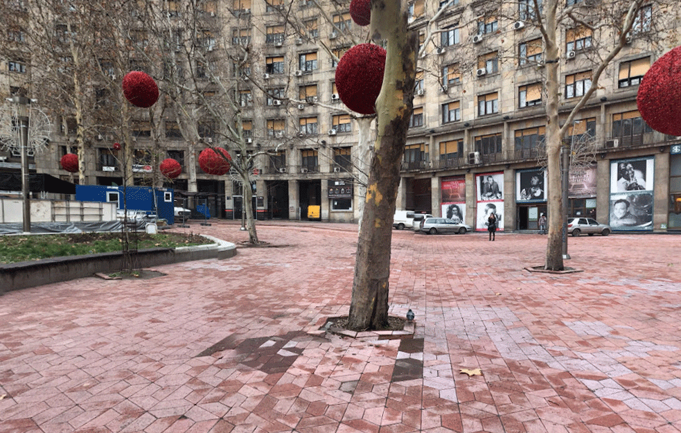ŠOK U CENTRU BEOGRADA: <span style='color:red;'><b>Gola žena</b></span> istričala iz garaža na Terazijama, a iza sebe ostavljala KRVAVE TRAGOVE!