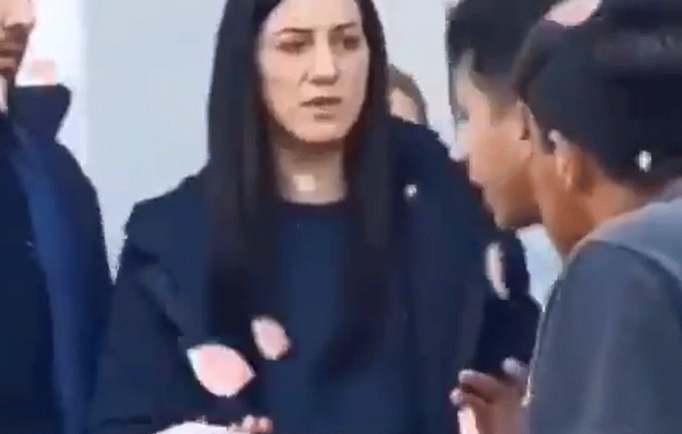KAKO JE SRBIJA DOPUSTILA PONIŽAVANJE SVOG NARODA: Migranti u Bogovađi NATERALI radnicu da LJUBI PROSTIRKU NA KOJOJ SE ONI MOLE! (VIDEO) 
