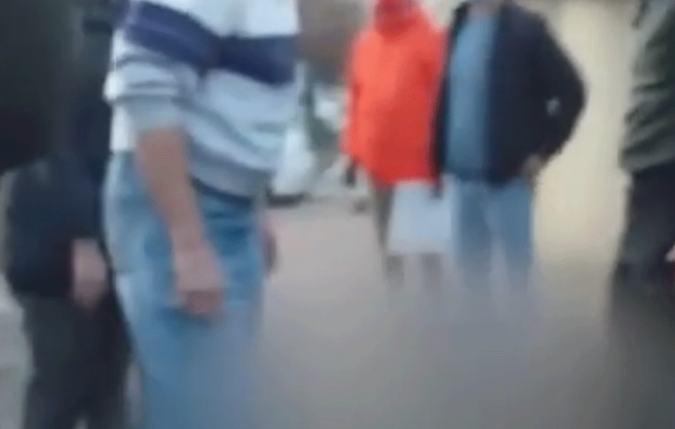 UZNEMIRUJUĆI SNIMAK! Željko Vuković, vlasnik <span style='color:red;'><b>turističke agencije</b></span> UMRO na protestu! (VIDEO)