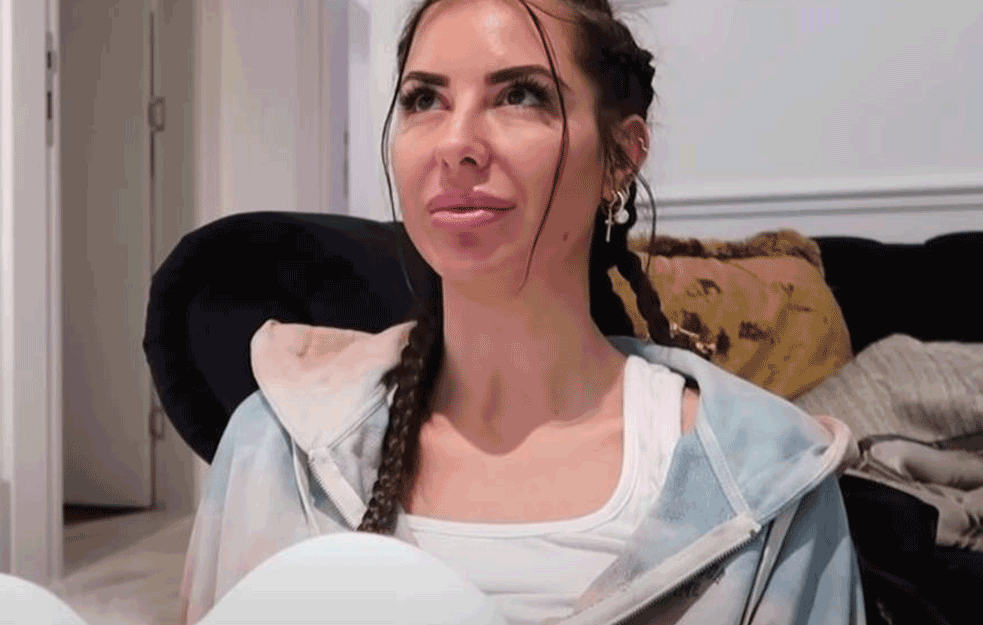 'NE SLAŽEM SE SA BUDALAMA KAO ŠTO JE ZORANNAH': <span style='color:red;'><b>Blogerka</b></span> iznela ANTIVAKSERSKI STAV pa 'popila ŠLJAGU' od epidemiologa! (FOTO)