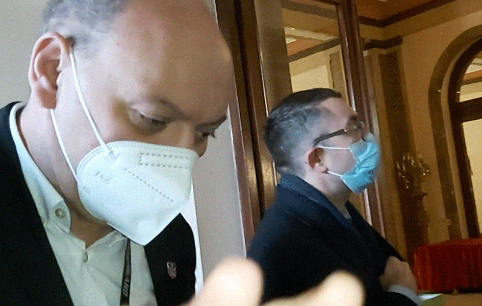 CIRKUS U GRADSKOJ SKUPŠTINI BEOGRADA: Tek posle intervencije policije građani uspeli da predaju zahteve (VIDEO)