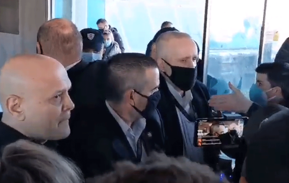 FRKA ISPRED SAVA CENTRA: Protest za odbranu Makiša, probio obezbeđenje, kordomn policije sprečio dalji proboj (VIDEO)