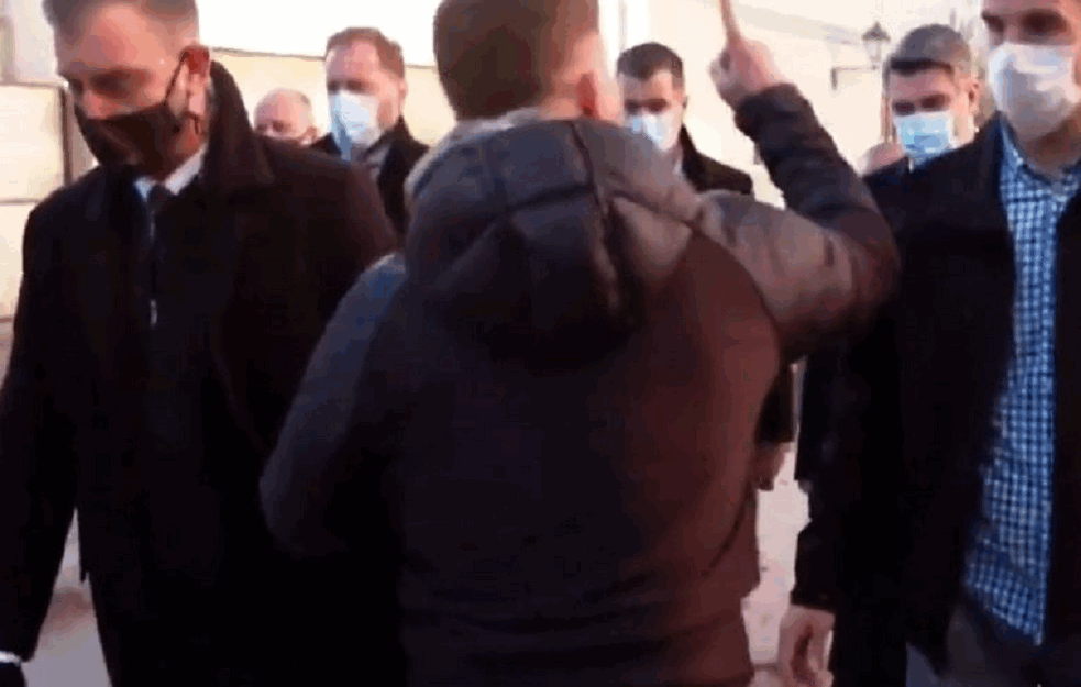 POTRESAN SNIMAK BESNOG MLADIĆA IZ <span style='color:red;'><b>PETRINJE</b></span>: Urlao na PLENKOVIĆA I MILANOVIĆA jer decenijama 'NIŠTA NIJE UČINJENO ZA GRAD' (VIDEO)  