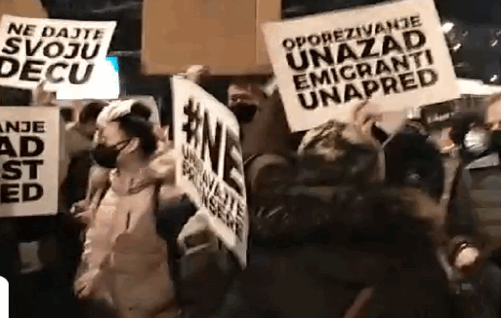 <span style='color:red;'><b>PROTEST RADNIKA</b></span> ISPRED VLADE SRBIJE: Frilenseri se protive odlukama vlasti o OPOREZIVANJU 'Država nam uzima 70 odsto PRIHODA' (VIDEO) 