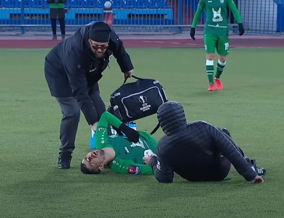 JEZIVA POVREDA SRPSKOG FUDBALERA: <span style='color:red;'><b>Pao u nesvest</b></span> pa ga oživljavali na terenu (VIDEO)