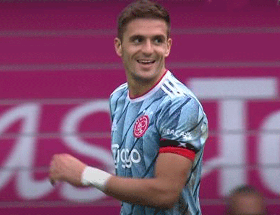 <span style='color:red;'><b>Prečka</b></span>, 12. igrač za kojeg Ajaks nije imao rešenje: Neverovatan promašaj Tadića, jedan navijač uspeo sve da vidi uživo (VIDEO)