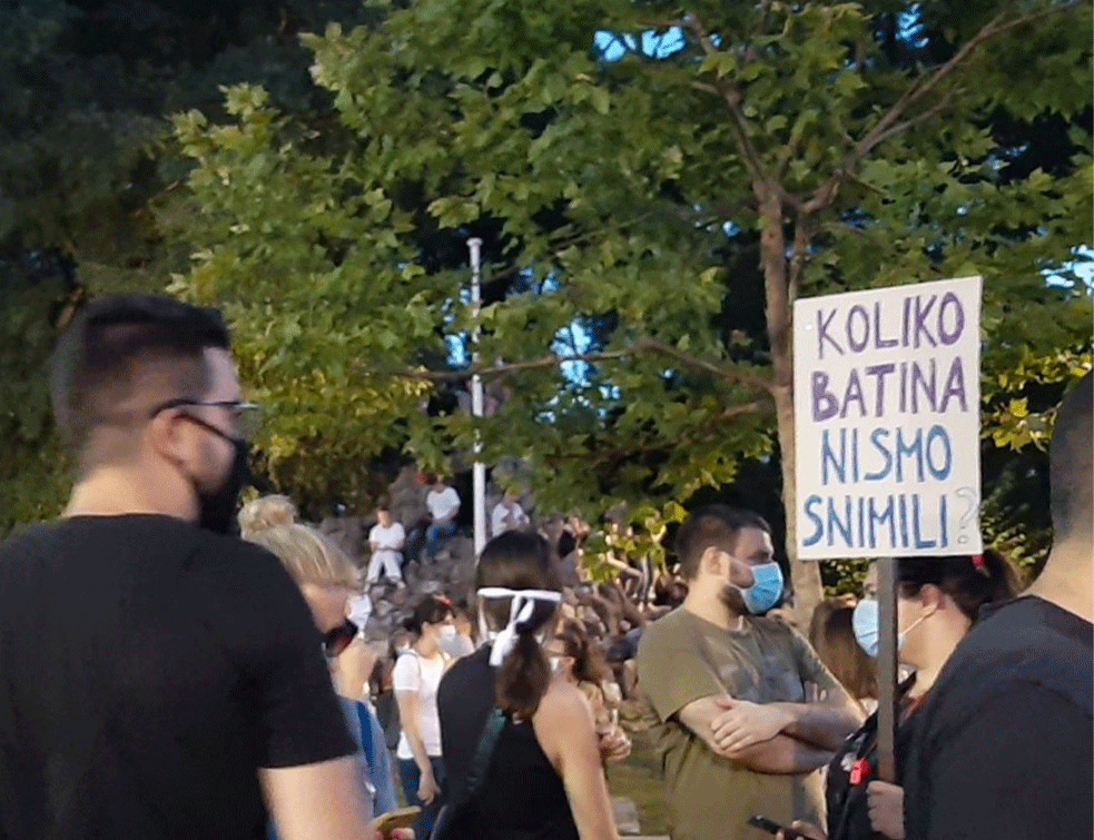 Tenzije pred skupštinom sve veće i veće! Čuju se <span style='color:red;'><b>topovski udar</b></span>i, demostranti probili zaštitnu ogradu (FONO+VIDEO)