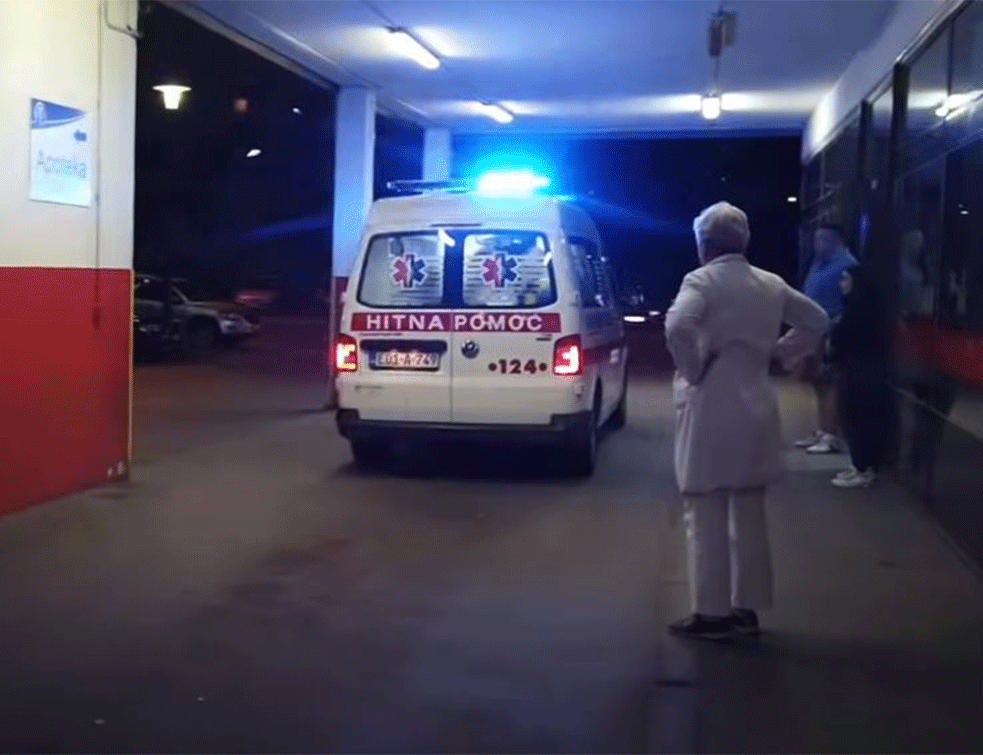 TEŠKA SAOBRAĆAJNA NESREĆA U ŠTRPCIMA: Poginuo muškarac, desetoro dece povređeno