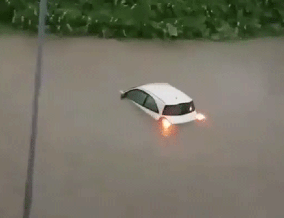 GROM UDARIO U KUĆU : U Mladenovcu bujice vode se slivaju ulicama