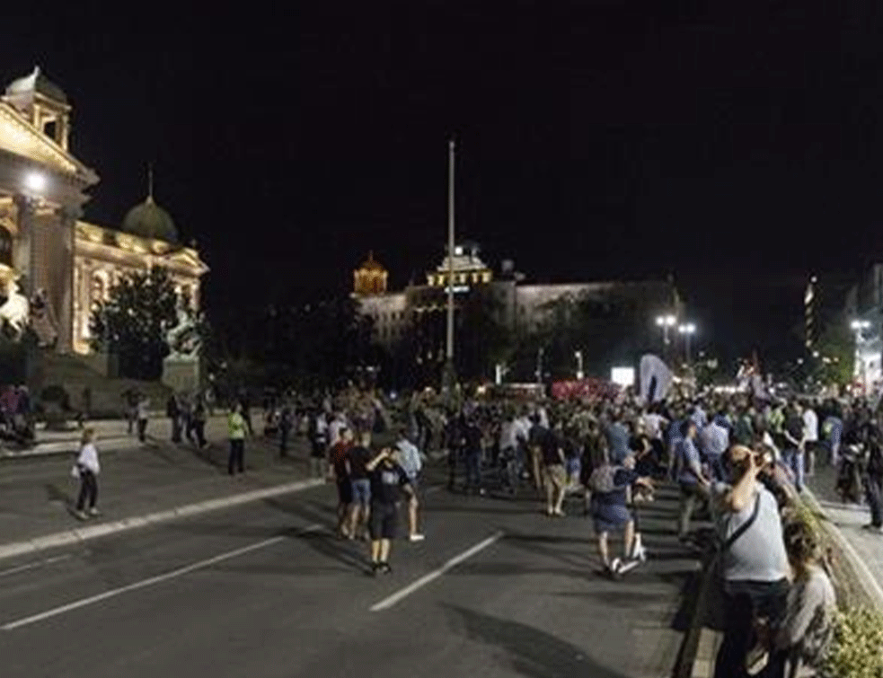 <span style='color:red;'><b>KRAJ PROTESTA</b></span> ILI ZATIŠJE PRED BURU? Pendreci, huligani, suzavac, hapšenja...pa tišina!