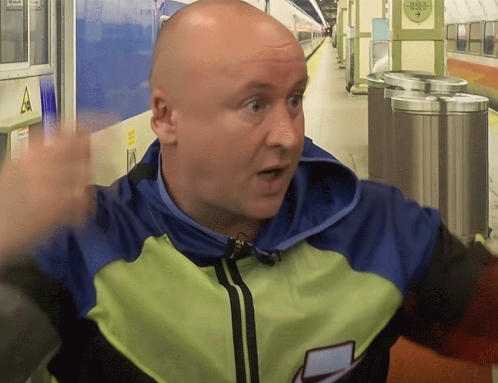 DA LI SE SEĆATE NADREALNE SCENE U CENTRU BEOGRADA? Saša Ćurčić se provozao traktorom kroz prestonicu, a na njemu manekenka u bikiniju (HIT VIDEO)