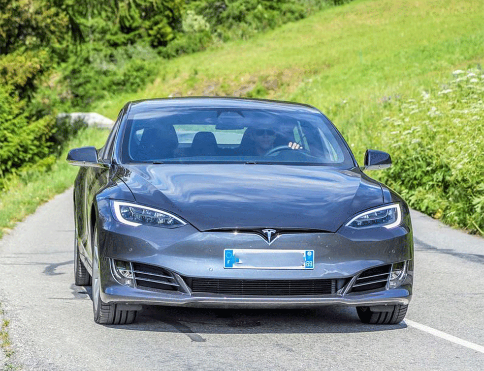 ČIME GA SKINUTI? Auto parkiran na otvorenom može da osvane prekriven <span style='color:red;'><b>polen</b></span>om