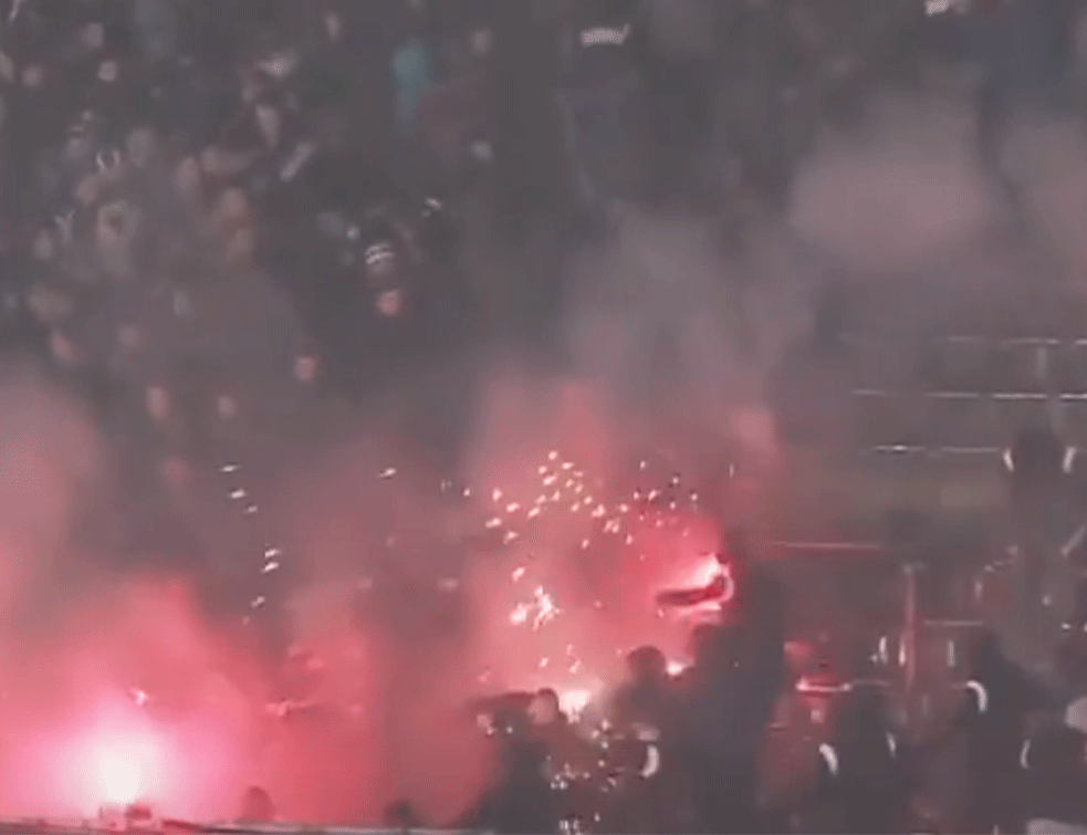 KRVAVA TUČA NAVIJAČA U VUKOVARU! Grobari i Bed Blu Bojsi se gađali bakljama, motkama i kamenjem! 