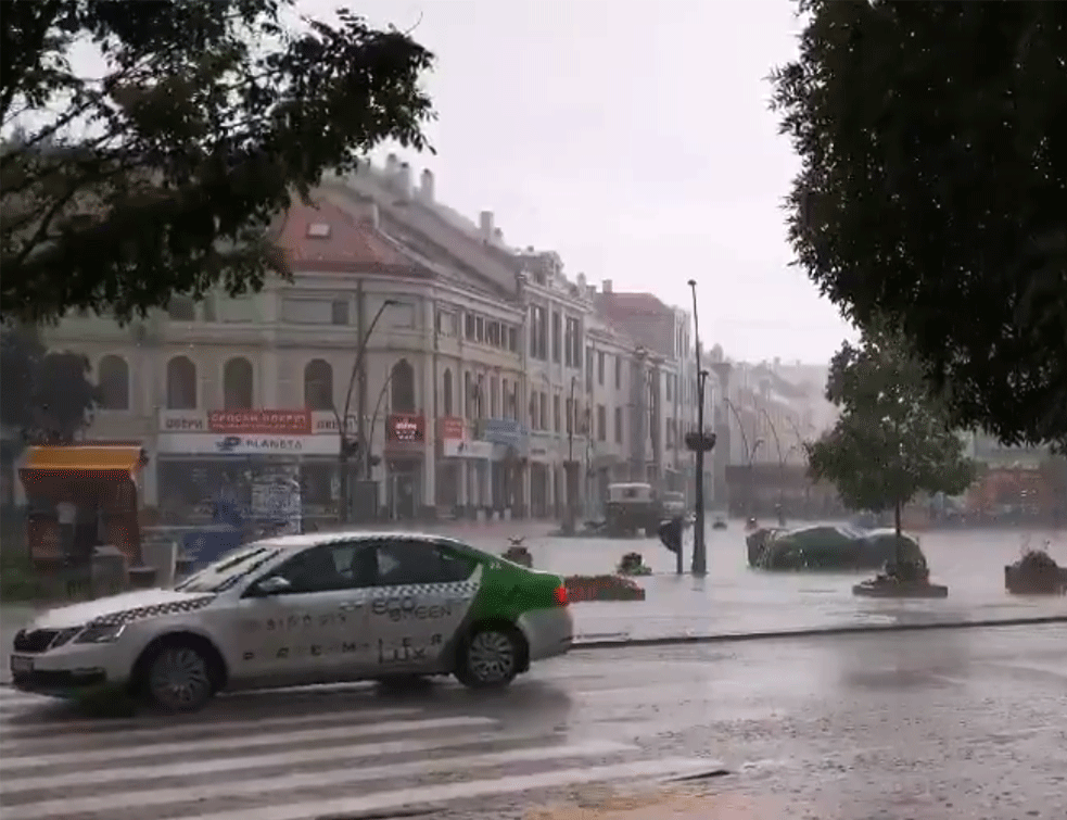 Jako nevreme u Čačku, <span style='color:red;'><b>grom udario u kuću</b></span> (VIDEO)