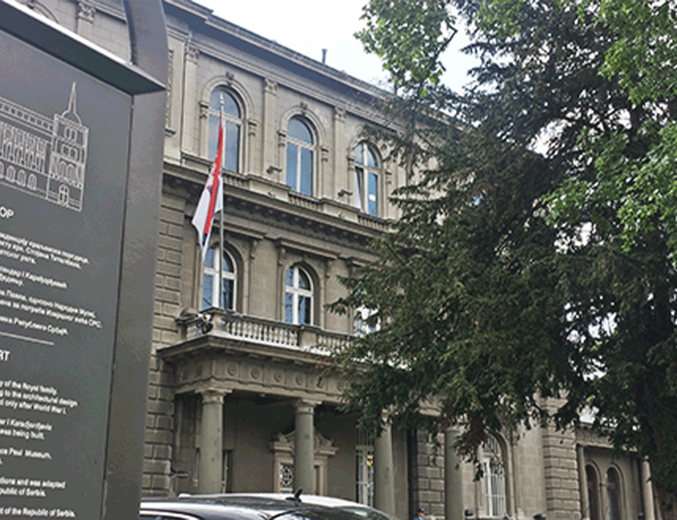 INCIDENT NA ANDRIĆEVOM VENCU: Pokušao da upadne u PREDSEDNIŠTVO SRBIJE pa onda počeo DA SE SKIDA!