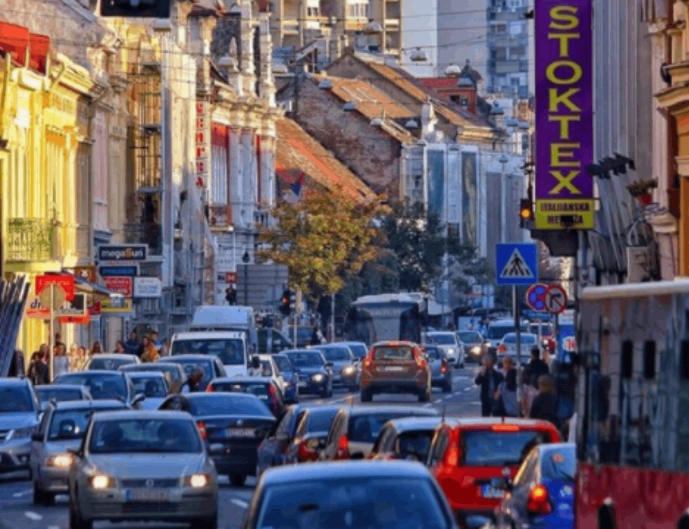 UDES U ZEMUNU: Automobil IZLETEO sa kolovoza i ZAKUCAO se u bankomat