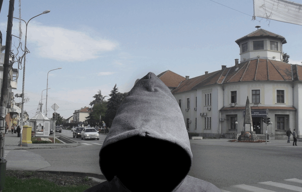 DRAMA KOD BOGATIĆA: Razbojnik sa fantomkom OPLJAČKAO POŠTU, pa mirno ODŠETAO sa 400.000 dinara

