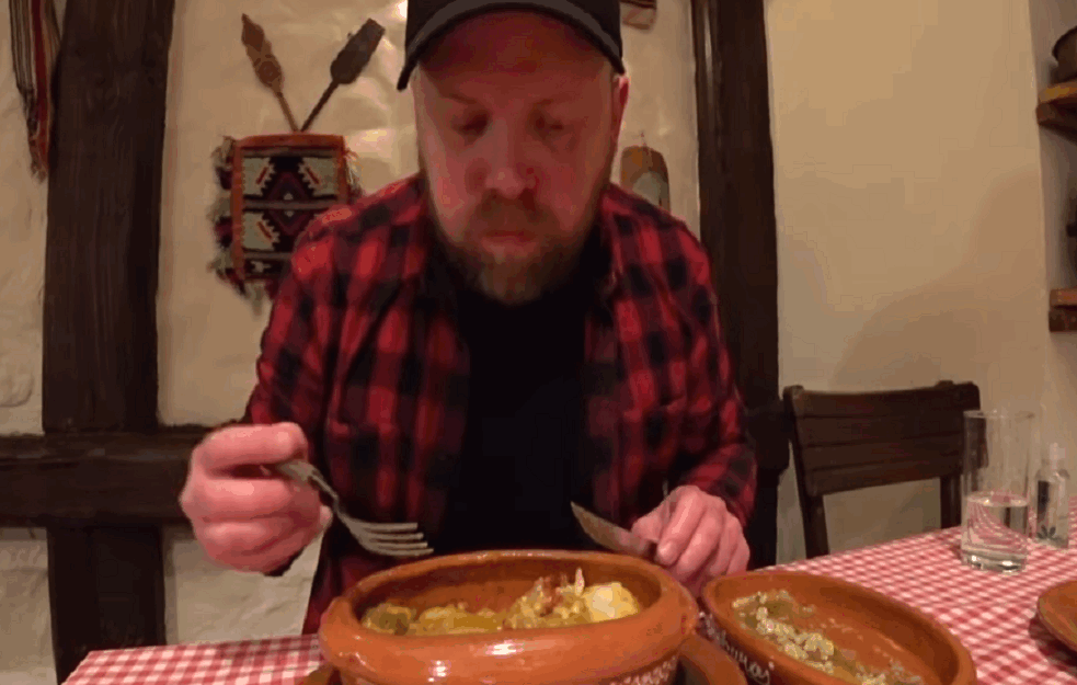 <span style='color:red;'><b>SRPSKA HRANA</b></span> ODUŠEVLJAVA STRANCE: Britanac po prvi put proba SARMU, a evo šta misli o ostalim DOMAĆIM SPECIJALITETIMA (VIDEO) 