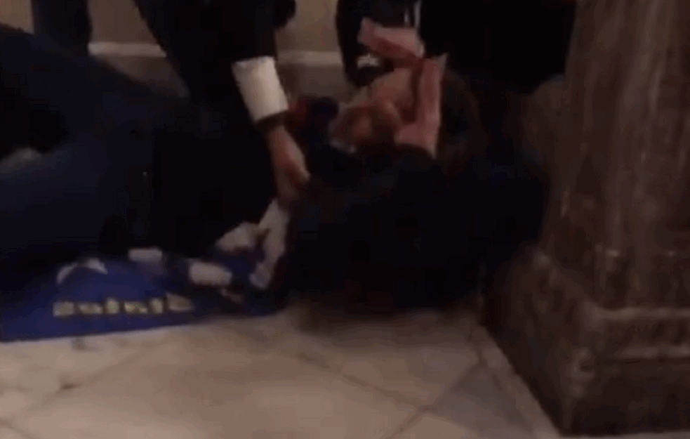 PUCNJAVA U ZGRADI KAPITOLA: Jedna od Trampovih pristalica UPUCANA, nalazi se u TEŠKOM STANJU! (VIDEO)