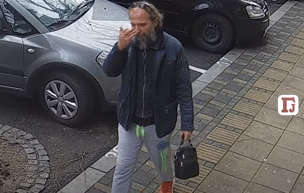 JEZIV SNIMAK! Kamere GLASA JAVNOSTI otkrile MONSTRUMA KOJI JE PRE<span style='color:red;'><b>TUKAO PSA</b></span>: Javite policiji ako ga prepoznate!!! (VIDEO)