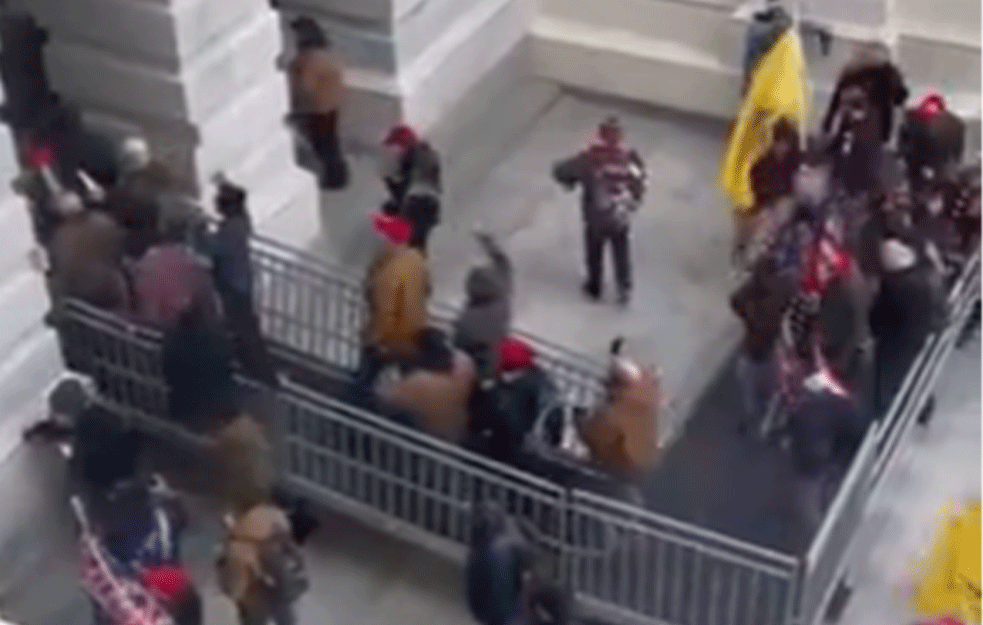 HAOS U AMERICI: <span style='color:red;'><b>Trampove pristalice</b></span> upale u zgradu Kapitola (VIDEO)
