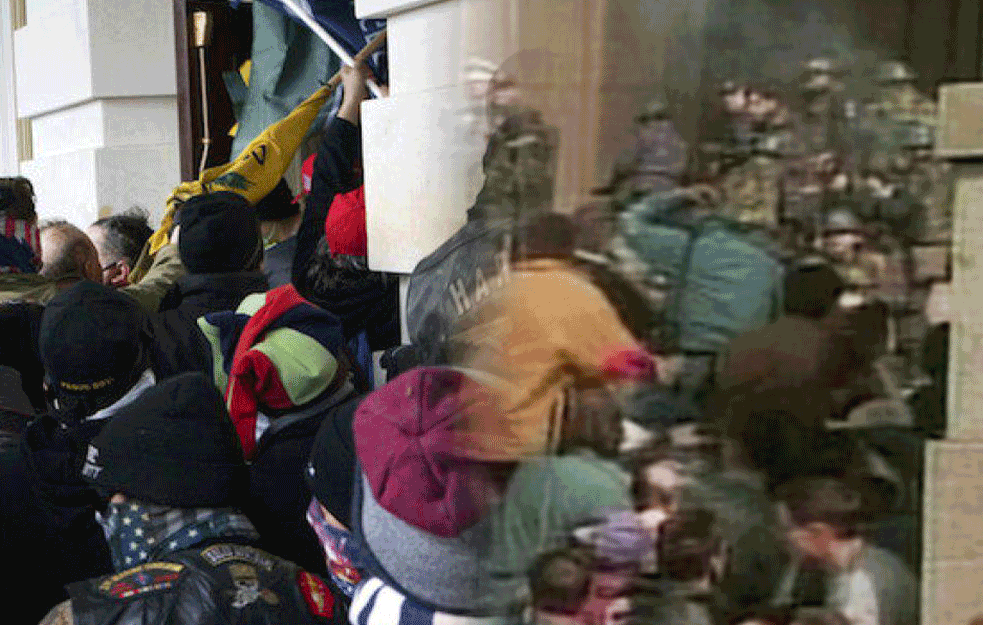 Peti oktobar 2000. i šesti januar 2021. DEMOKRATSKI PROTESTI  ILI UPAD HULIGANA I NAPAD NA DEMOKRATIJU?  