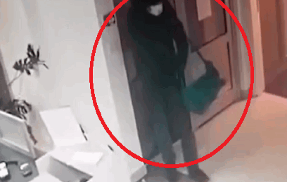 KAO U FILMU! SNIMAK PLJAČKE u Bulevaru kralja Aleksandra: Nepoznati muškarac OTEO 23.000 EVRA! (VIDEO)