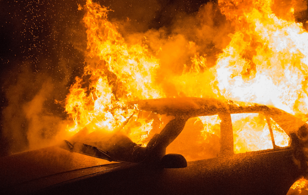 INCIDENT NA MOSTU NA ADI: <span style='color:red;'><b>Zapaljen automobil</b></span>, vatrogasci gase požar (VIDEO)