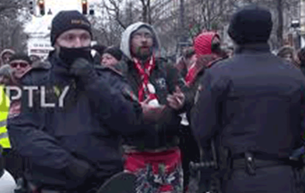 EKSKLUZIVNO ZA GLAS JAVNOSTI IZ BEČA: <span style='color:red;'><b>Desničari</b></span> i NEONACISTI pokušali da izazovu HAOS na ANTIKOVID protestu! (VIDEO)