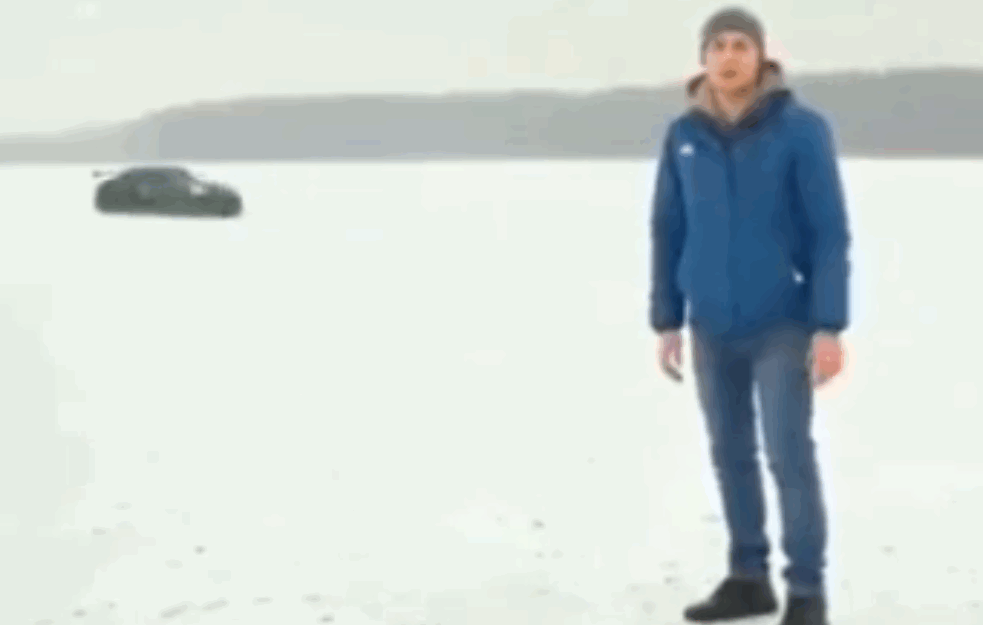 TO MOGU SAMO RUSI: Poršeom pravili slalom po ZALEĐENOM JEZERU, i umalo je sve POŠLO PO ZLU! (VIDEO) 