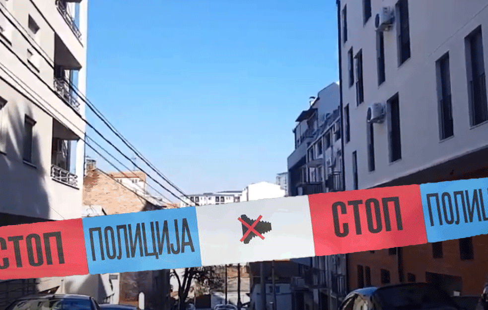 HAOS NA ZVEZDARI: Zaključao se u stan pa pretio samoubistvom, <span style='color:red;'><b>INTERVENTNA</b></span> RAZVALILA VRATA DA GA IZVUČE!