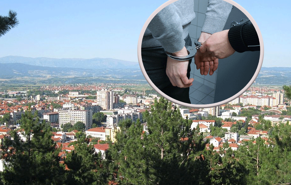 LESKOVČANIN VIŠE PUTA PRETIO ISTOJ ŽENI: Uhapšen zbog ugrožavanja bezbednosti i držanja ORUŽJA i EKSPLOZIVA

