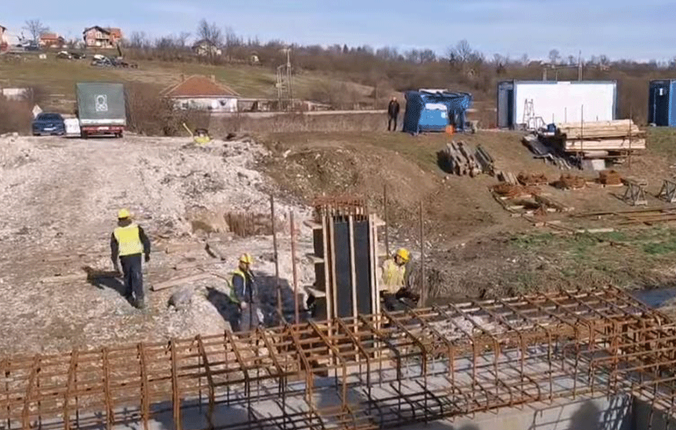 <span style='color:red;'><b>BLOKADA MOSTA</b></span> U OKOLINI MLADENOVCA: Meštani Jagnjila se digli na noge, traže da im vlast reši veliki problem (VIDEO)