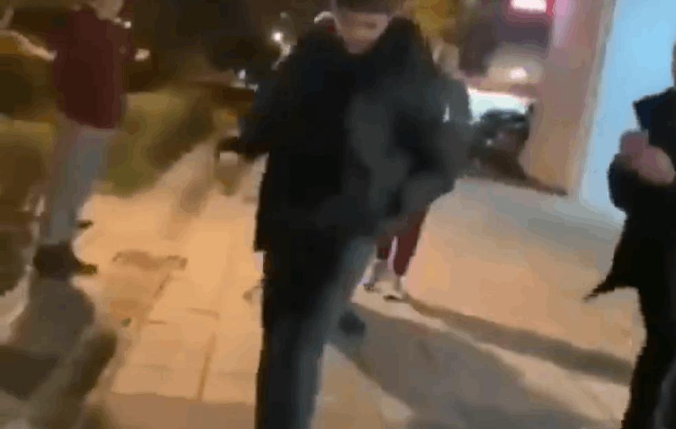 DOKLE VIŠE! BRUTALNO VRŠNJAČKO NASILJE: Tukli dečaka u Baru i sve snimali telefonom (VIDEO) 