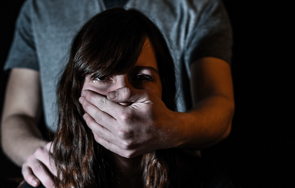 PRIMORAVALI ŽENE NA <span style='color:red;'><b>PROSTITUISANJE</b></span>: Uhapšen dvojac makroa iz Subotice